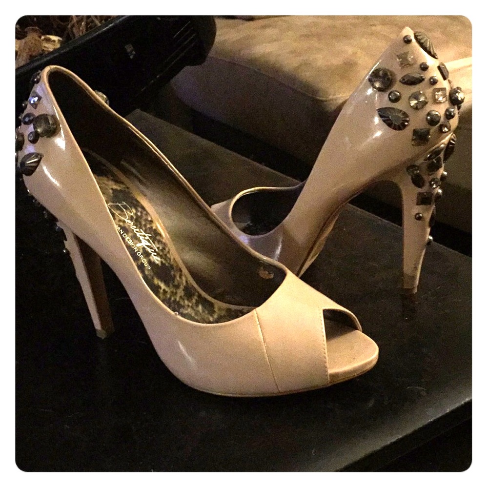 SE BOUTIQUE Sam Edelman Design - Nude Studded Pump